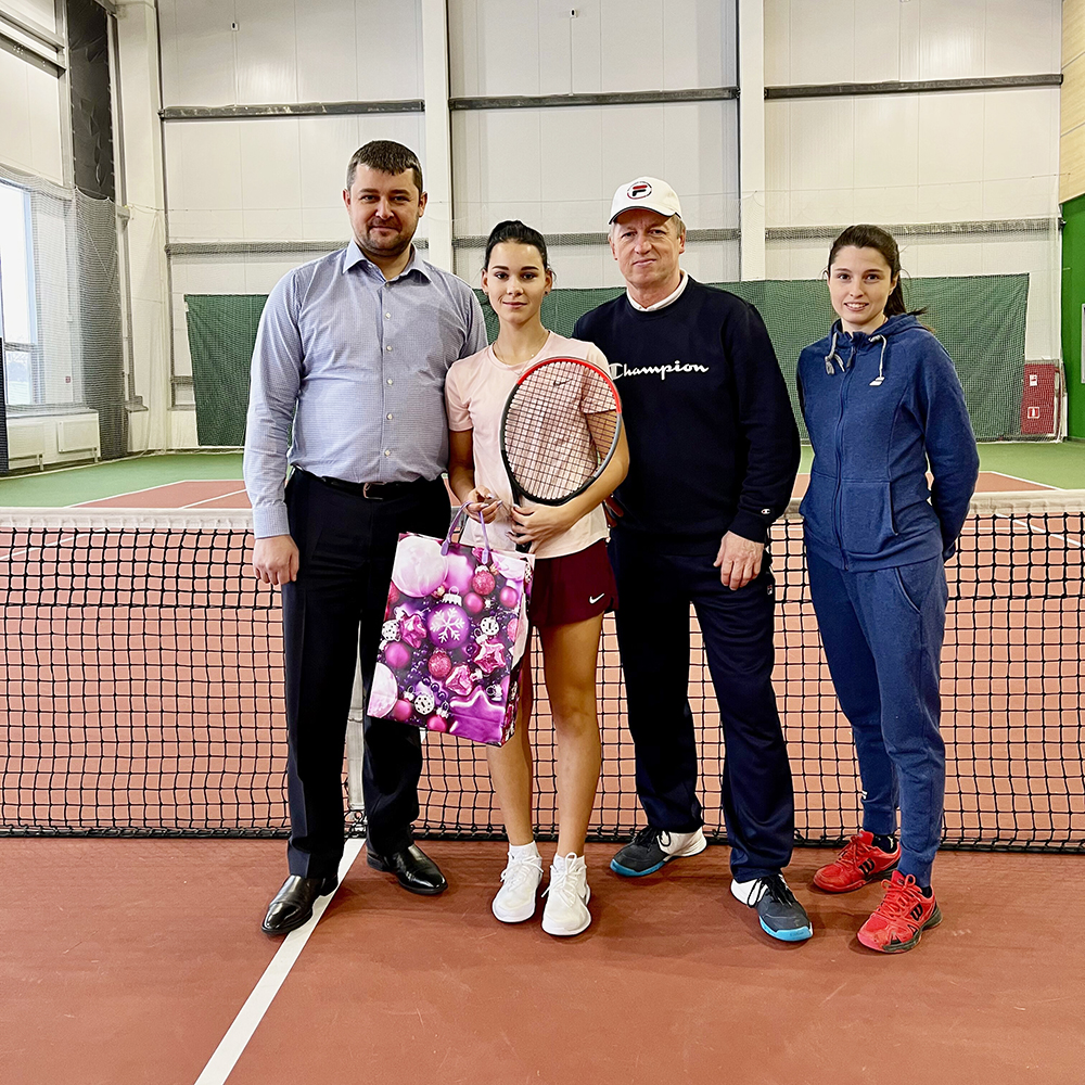 Генеральный директор Теннисного Центра «Подмосковье» поздравил Дарью Зыкову.